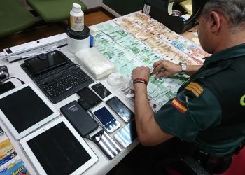 Encarcelan a dos cangueses relacionados con el tráfico de drogas en un bar de Moaña