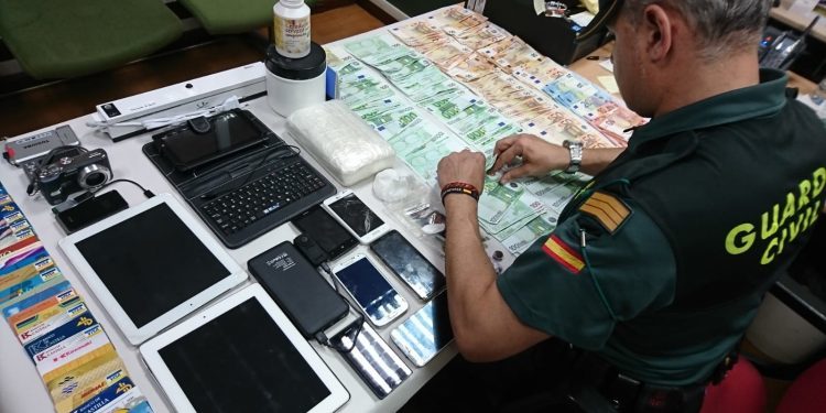 Encarcelan a dos cangueses relacionados con el tráfico de drogas en un bar de Moaña