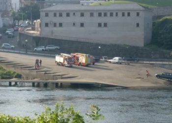 Tres personas rescatadas en Salvaterra tras hundirse su embarcación en el Miño