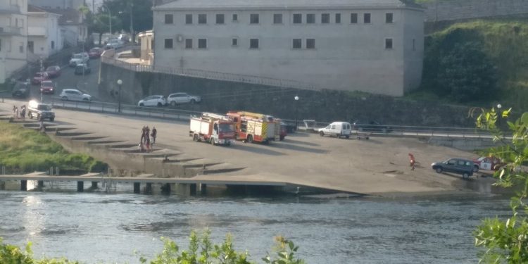 Tres personas rescatadas en Salvaterra tras hundirse su embarcación en el Miño