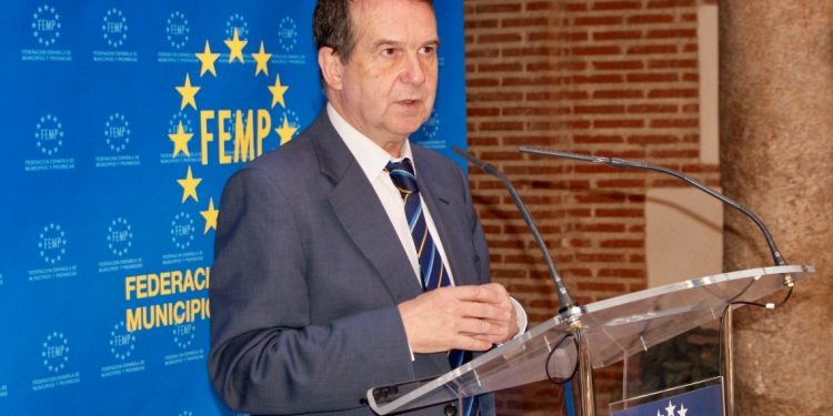 Caballero se reunirá con las ONG para coordinar la acogida del ‘Aquarius’