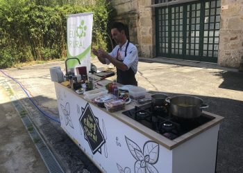 Iván Méndez cocina en Baiona y sucumbe ante los manjares de su gastronomía
