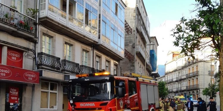 Un incendio en la calle Elduayen obliga a desalojar un edificio y cortar el tráfico