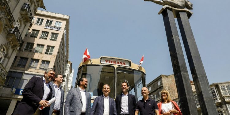 ‘Cometa’, o primeiro Vitrasa, paséase por Vigo para celebrar o seu 50 aniversario