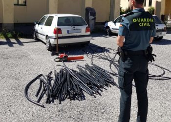 Se escapa tras agredir a un agente que lo cazó robando cobre con un coche robado