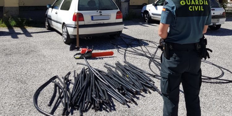 Se escapa tras agredir a un agente que lo cazó robando cobre con un coche robado