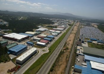 Desalojadas varias fábricas en el Polígono da Granxa por una fuga de gas