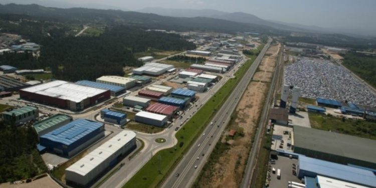 Desalojadas varias fábricas en el Polígono da Granxa por una fuga de gas