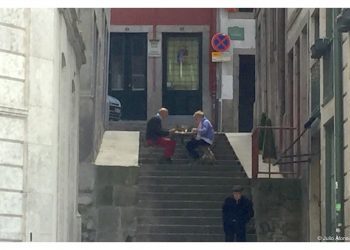 Comiendo en la escalera