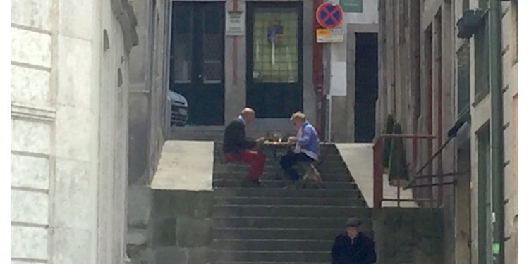 Comiendo en la escalera