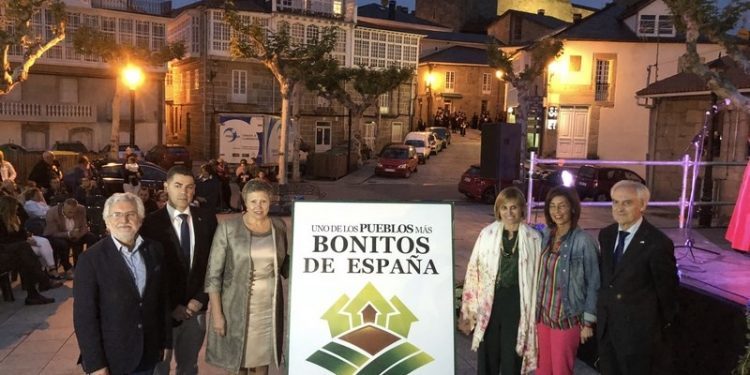 Castro Caldelas destapa su cartel como uno de “Los Pueblos más Bonitos de España”