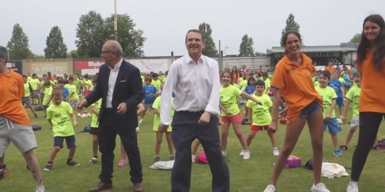Caballero se atreve con el ‘swish swish’, el baile de moda, para convocar el buen tiempo