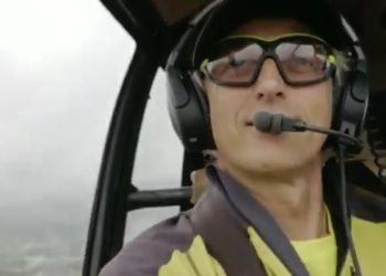 Jesús Calleja sobrevuela el Val Miñor en helicóptero para su nueva temporada