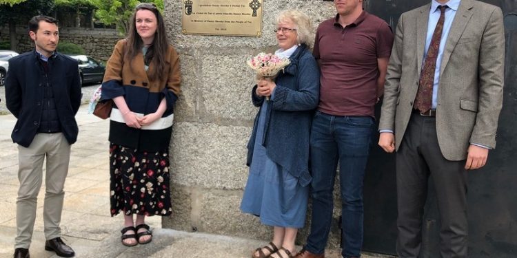 Tui rende homenaxe a Danny Sheehy, falecido hai un ano cando navegaba polo Miño