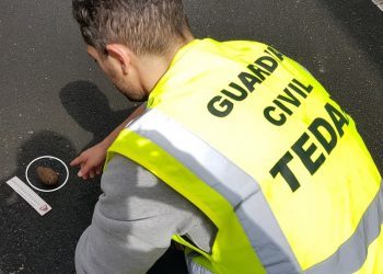 Un vecino de Moaña localiza una granada de la Guerra Civil cuando limpiaba su finca