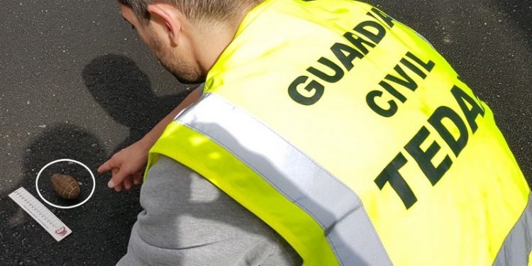 Un vecino de Moaña localiza una granada de la Guerra Civil cuando limpiaba su finca