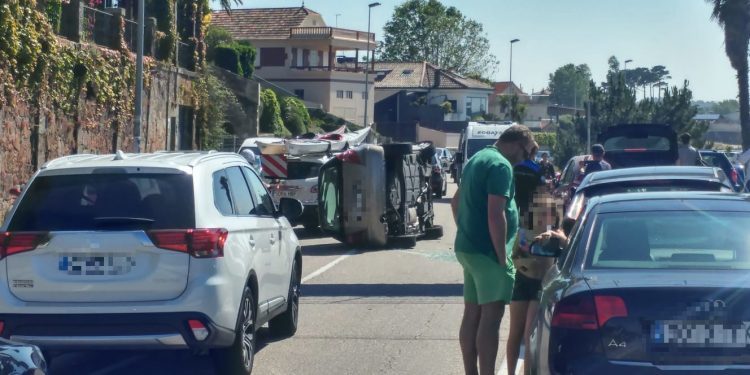 Trasladada a Fátima una sexagenaria tras volcar con su coche