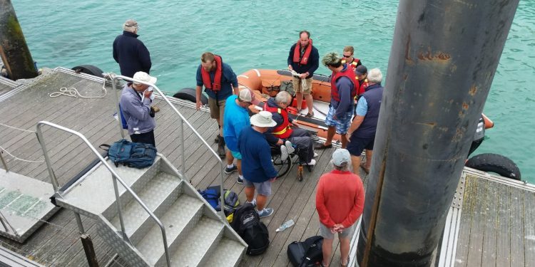 O buque inclusivo «Tenacious» leva ata as Cíes a persoas con discapacidade