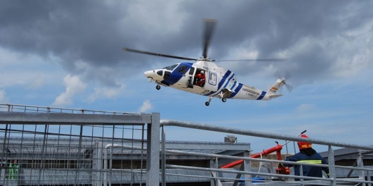 El «Pesca 1» rescata a una mujer de un barco en Arousa y la evacúa a Vigo