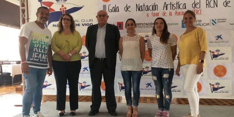 Las sirenas del Náutico nadan a favor del programa «Sonrisas por Tiritas»