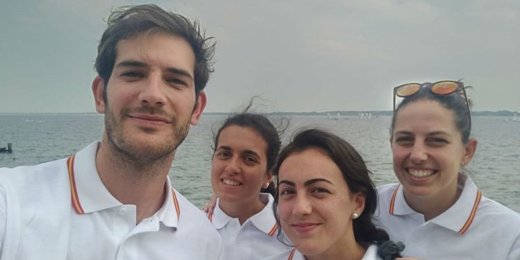 La flota viguesa busca los títulos júnior, absoluto y femenino en el Mundial de Vaurien