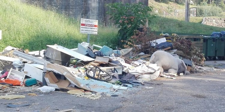 Denuncian a existencia de vertedoiros de lixo incontrolados en Mos