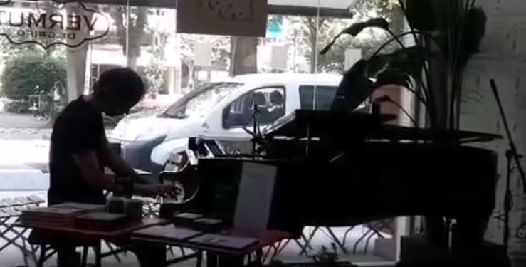 James Rhodes pone la guinda a su completo día en Vigo tocando el piano en un café