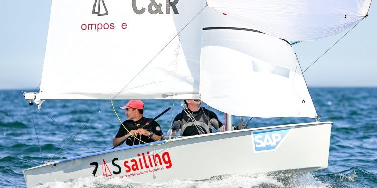 España domina el Mundial de Vaurien y tres tripulaciones viguesas pelean por el podio