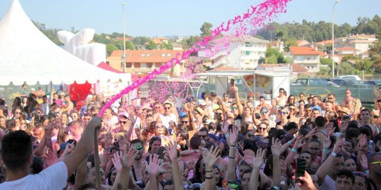 Praia América prepárase para recibir 3.000 persoas coa ‘Midnight Paint Party’