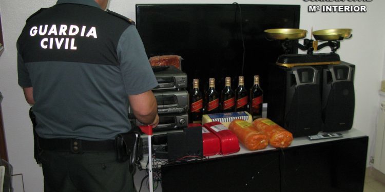 Detenido por robar bebidas y televisores en un chiringuito y una casa de Cangas