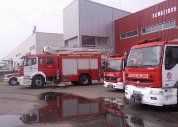 Excarcelan al conductor de un coche que se empotró contra el talud en Gondomar y volcó