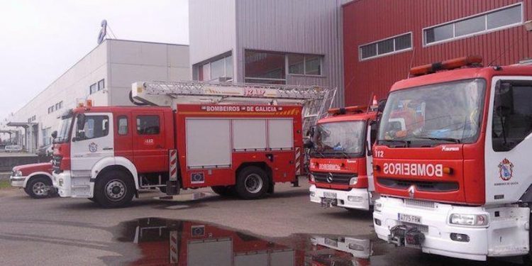Excarcelan al conductor de un coche que se empotró contra el talud en Gondomar y volcó