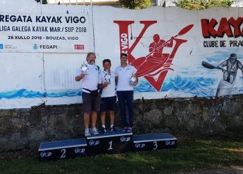 El Club Piragüismo Cambados se adjudica la regata de kayak de mar en Bouzas