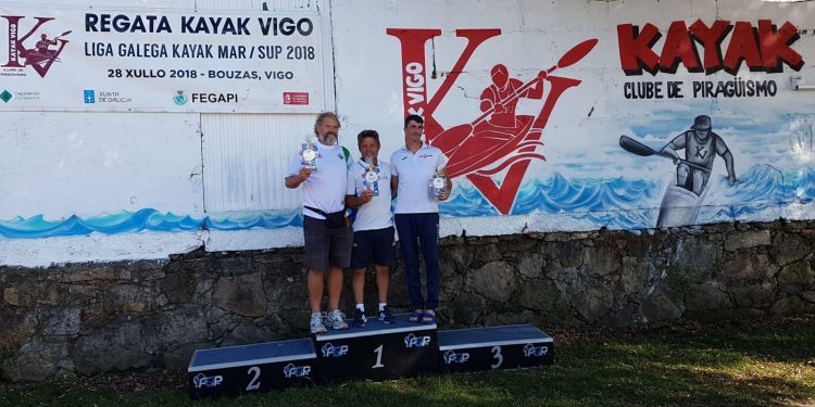 El Club Piragüismo Cambados se adjudica la regata de kayak de mar en Bouzas