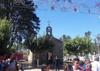 Un incendio arrasa la capilla de San Campio, en O Porriño