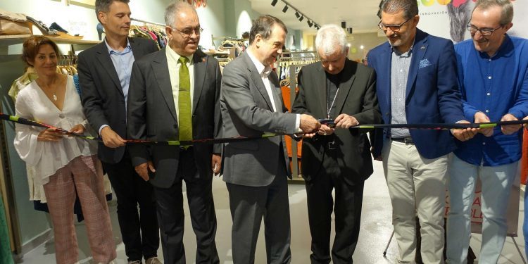 Cáritas inaugura Koopera Store Vigo, una nueva tienda de ropa de segunda mano