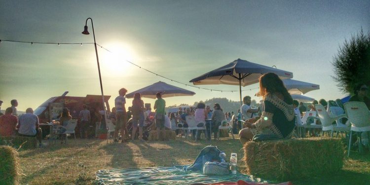 Los ‘food trucks’ del “Rilla na rúa” aparcan en el Paseo da Ramallosa durante cinco días