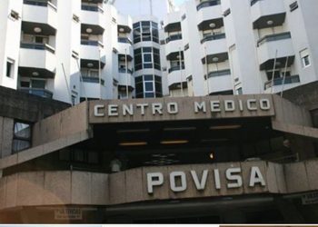 Un operario herido tras desprenderse un balcón en Cangas y otro rescatado de un foso en Porriño