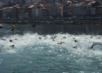 Máis de cincuenta nadadores honraron á langosta na Guarda