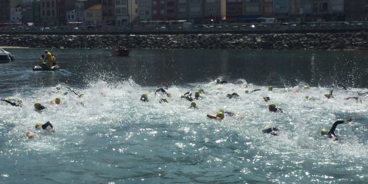 Máis de cincuenta nadadores honraron á langosta na Guarda