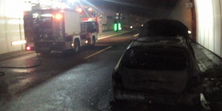 Los cuatro ocupantes del coche que ardió en el túnel de A Cañiza lograron salir ilesos