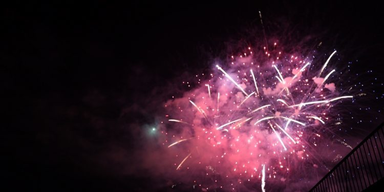 Un plan distinto para seguir los fuegos de Bouzas: un mirador desde el medio de la ría