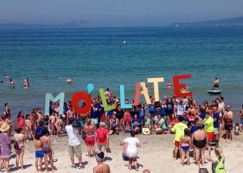 Los vigueses se mojaron por la esclerosis múltiple en un caluroso domingo en Samil