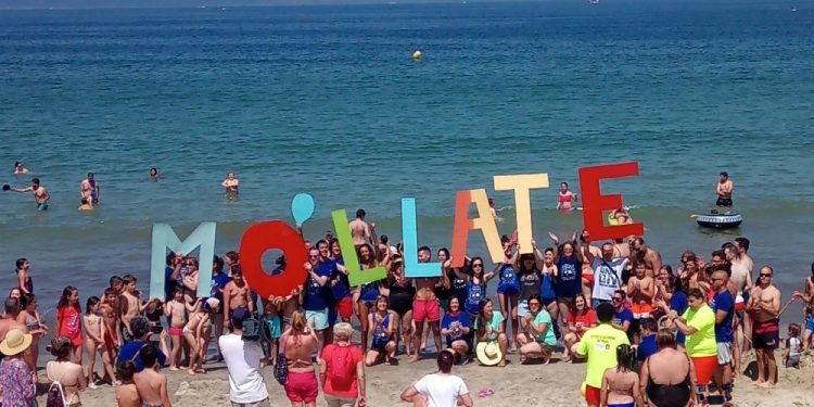 Los vigueses se mojaron por la esclerosis múltiple en un caluroso domingo en Samil