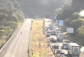 Retenciones kilométricas en la A-52 al arder un vehículo en el túnel de A Cañiza