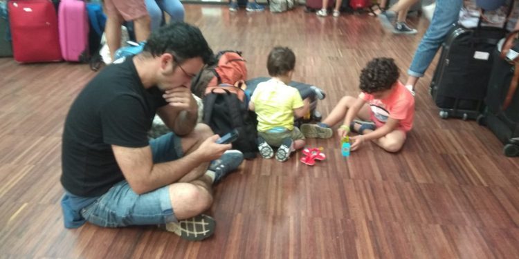 La odisea de una pareja viguesa y sus niños de 1 y 4 años por la cancelación de Ryanair
