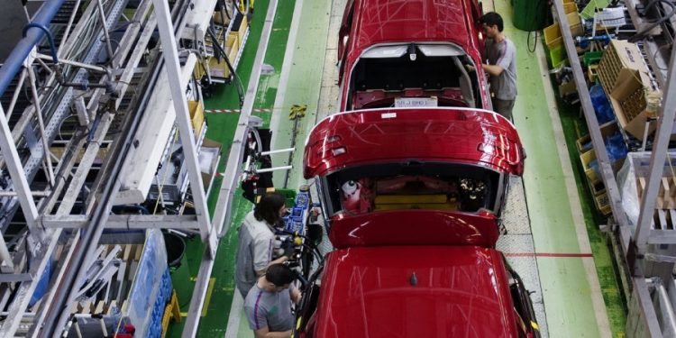 Convocan unha mobilización en PSA contra os “atrancos” na conciliación familiar