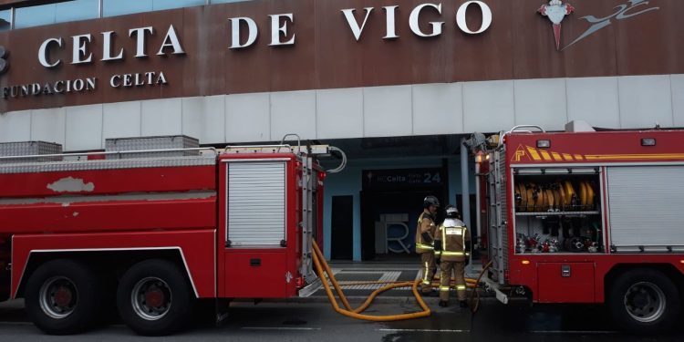 Los bomberos apagan un incendio en el interior del estadio de Balaídos