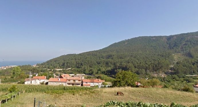 Rescatan a un menor que sufrió un caída en una zona de difícil acceso en Mougás