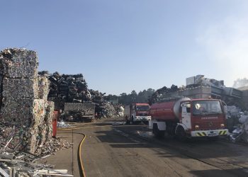 Continúan los trabajos de extinción del fuego en la planta de Alumisel en O Porriño